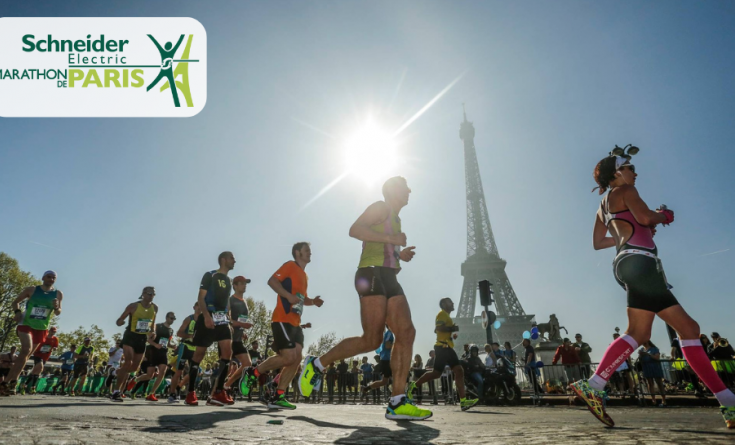 People running at the Paris Half Marathon, passed the Eiffel Tower 